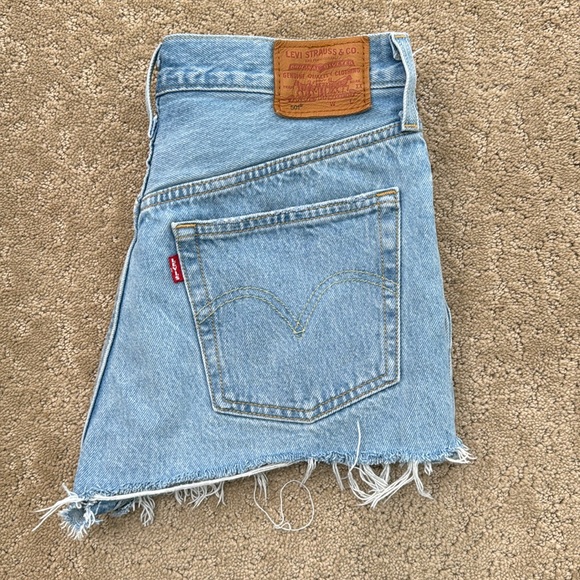 Levi’s 501 Jean shorts - Picture 2 of 4